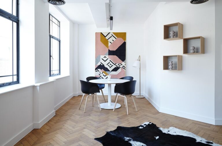 Modern furnished apartment in Paris with minimalist dining space – suitable for LMNP rental